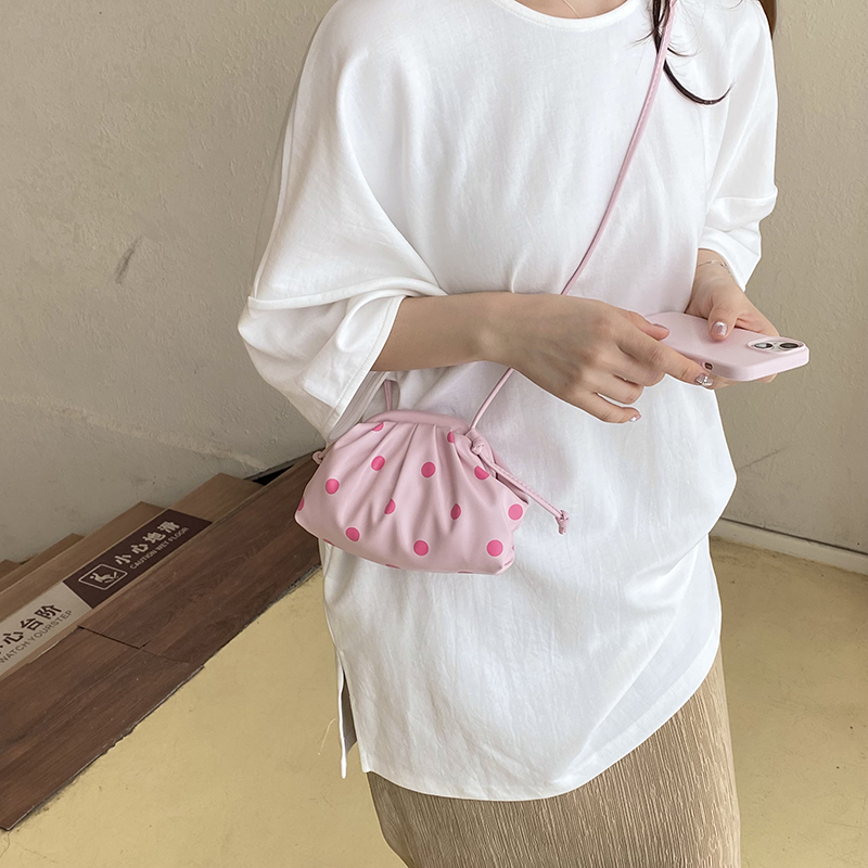حقائب يد فاخرة صغيرة الحجم من  - مراجعة Women Bags Online وسعره
