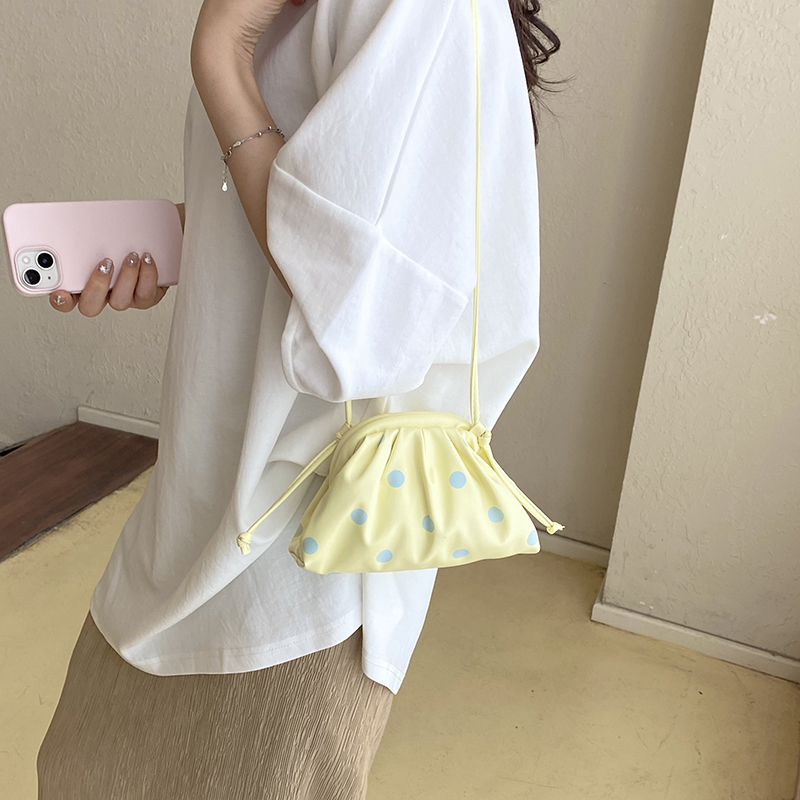 حقائب يد فاخرة صغيرة الحجم من  - مراجعة Women Bags Online وسعره
